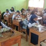 Siswa SMPN 1 Sawerigading saat perdana terima MBG. foto: La Ode Abubakar