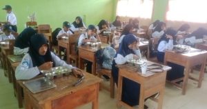 Siswa SMPN 1 Sawerigading saat perdana terima MBG. foto: La Ode Abubakar
