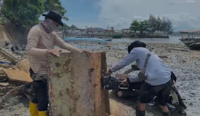 Bongkar Bangkai Kapal di Teluk Kendari,