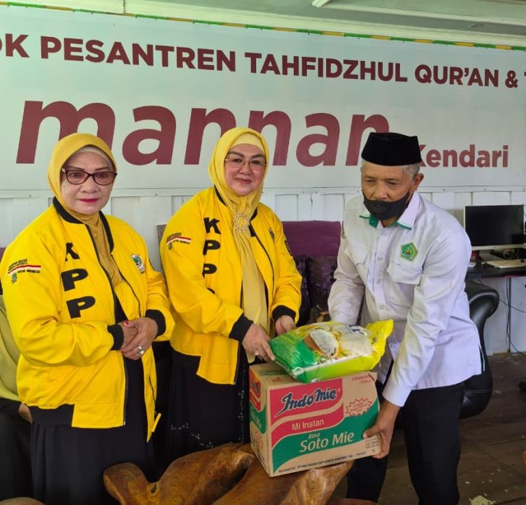 KPPG Sultra Salurkan Bantuan Bahan Pokok di Pesantren Al Mannan Kendari