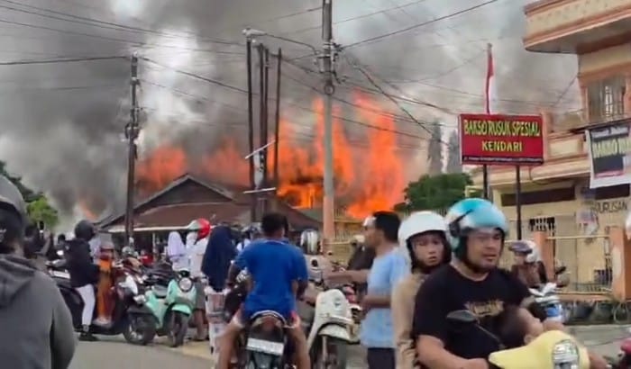 Kebakaran Hebat Hanguskan 2 Kios