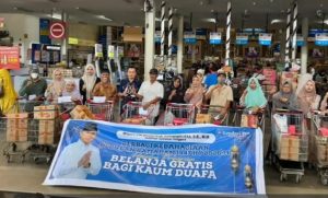 Gubernur Sultra Bantu Dhuafa melalui Belanja Gratis