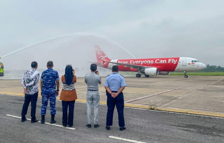 Pesawat Air Asia Terbang Perdana di Bandara Haluoleo