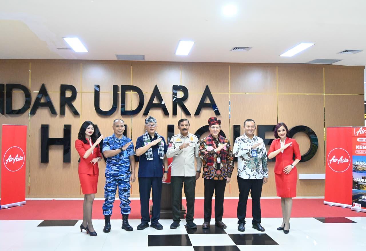 Pesawat Air Asia Terbang Perdana di Bandara Haluoleo