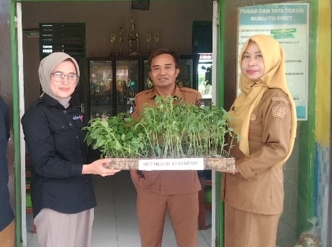 SMPN 10 Kendari Terima 150 Bibit Cabai dan Tomat. (Dok/Sultrarv.id)