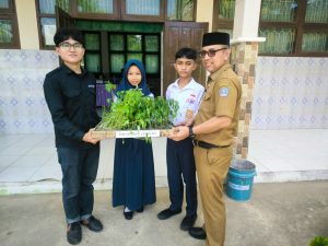SMPN 11 Kendari Terima 150 Bibit Cabai dan Tomat. (Dok/Sultrarv.id)