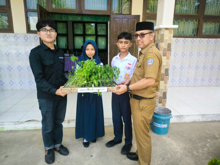 SMPN 11 Kendari Terima 150 Bibit Cabai dan Tomat. (Dok/Sultrarv.id)