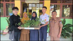 SMPN 16 Kendari Terima 150 Bibit Cabai dan Tomat. (Dok/Sultrarv.id)