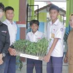 SMPN 18 Kendari Terima 150 Bibit Cabai dan Tomat. (Dok/Sultrarv.id)