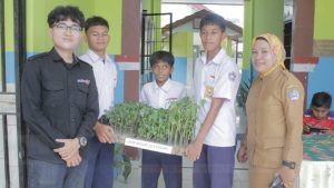 SMPN 18 Kendari Terima 150 Bibit Cabai dan Tomat. (Dok/Sultrarv.id)