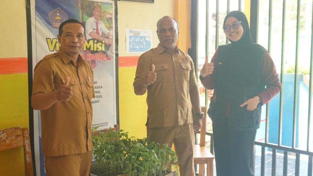 SMPN 19 Kendari Terima 150 Bibit Cabai dan Tomat. (Dok/Sultrarv.id)