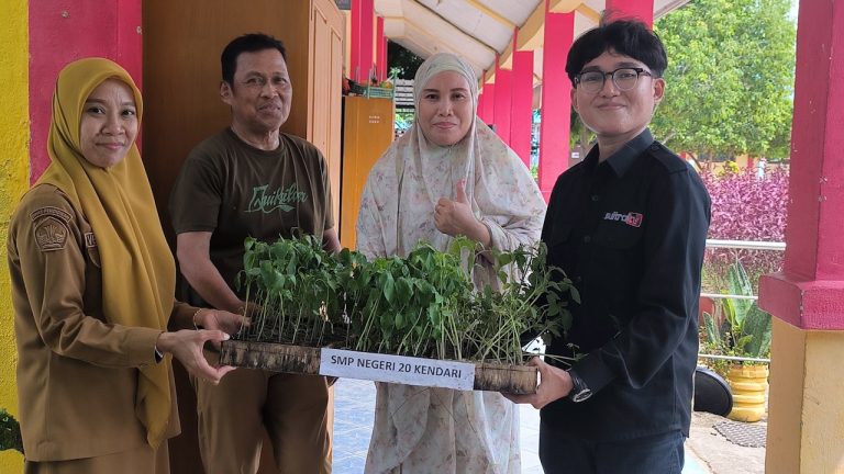 SMPN 20 Kendari Terima 150 Bibit Cabai dan Tomat. (Dok/Sultrarv.id)