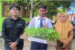 SMPN 6 Kendari Terima 150 Bibit Cabai dan Tomat. (Dok/Sultrarv.id)